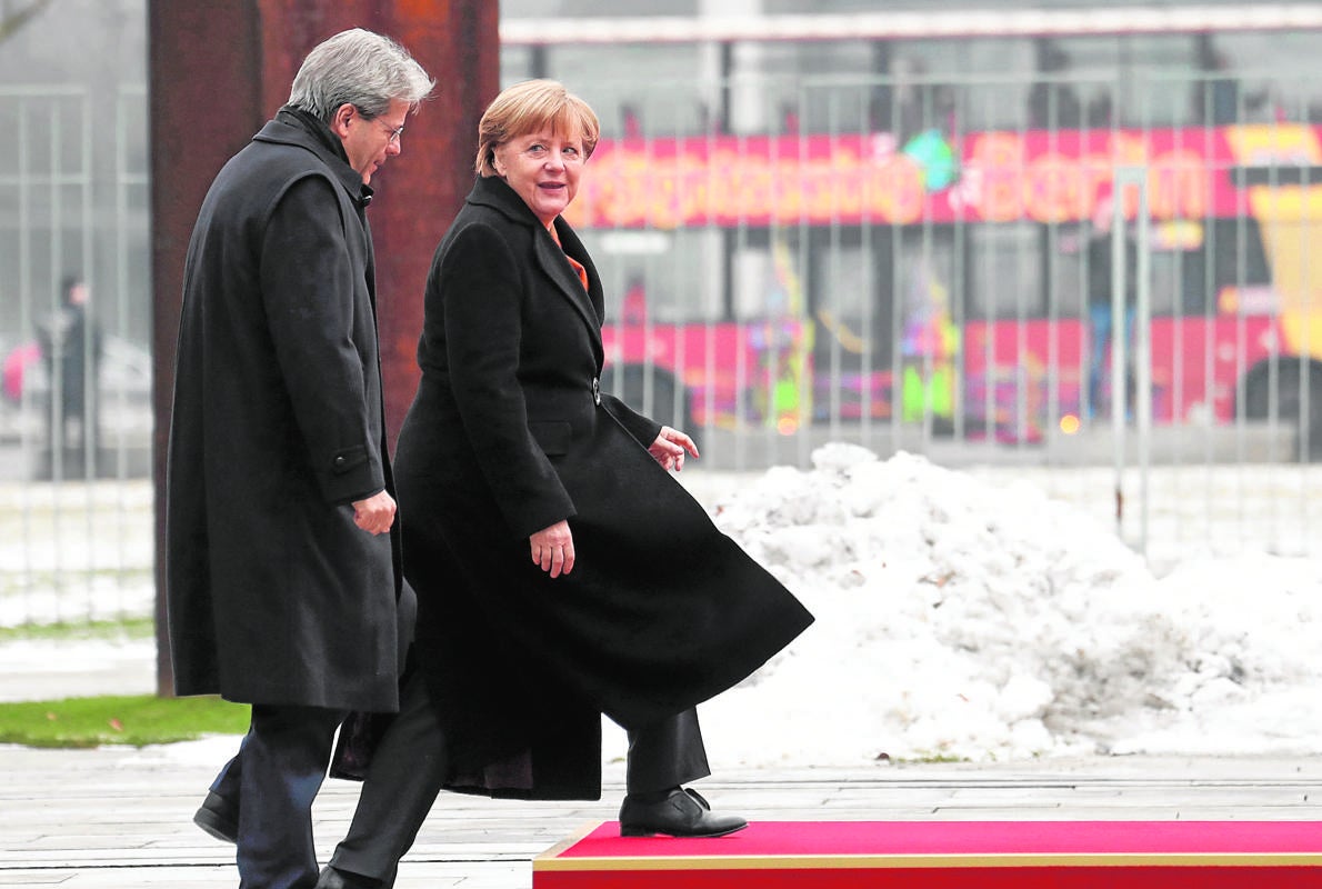 El primer ministro italiano, Paolo Gentiloni, y la canciller alemana, Angela Merkel, ayer en Berlín