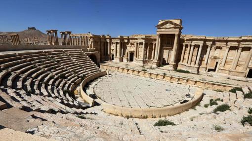 Así era el teatro romano de Palmira, con el Tetrápilo al fondo