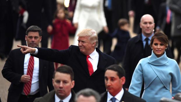 El presidente Trump, junto a la Primera Dama en el desfile de su toma de posesión