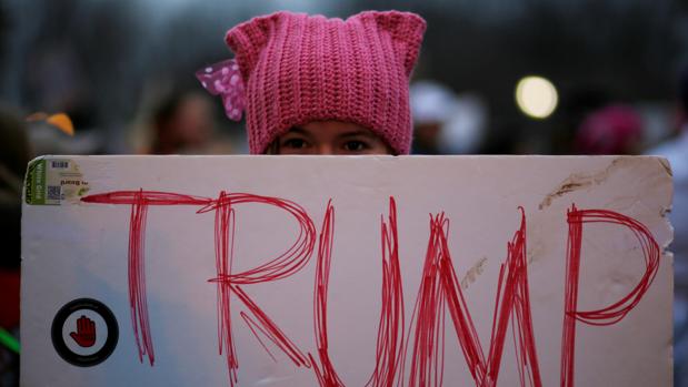 Una manifestante contra Trump con el icónico gorro «pussy cat»