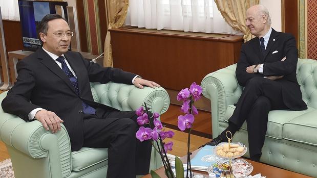 El ministro de Exteriores de Kazajistán, Kairat Abdrakhmanov., y el enviado especial de la ONU para Siria, Staffan de Mistura, durante la entrevista que han mantenido este lunes en Astaná