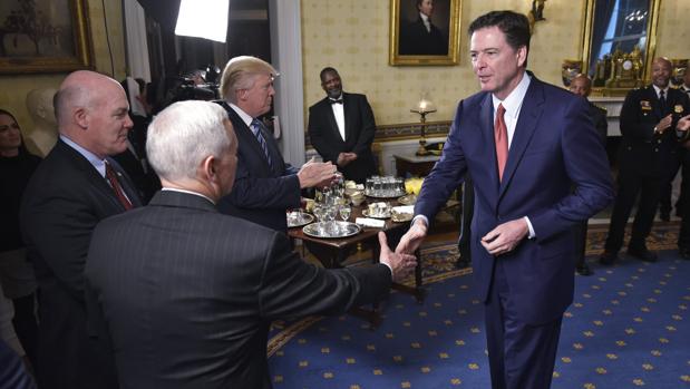 James Comey, director del FBI, probablemente continúe en su cargo