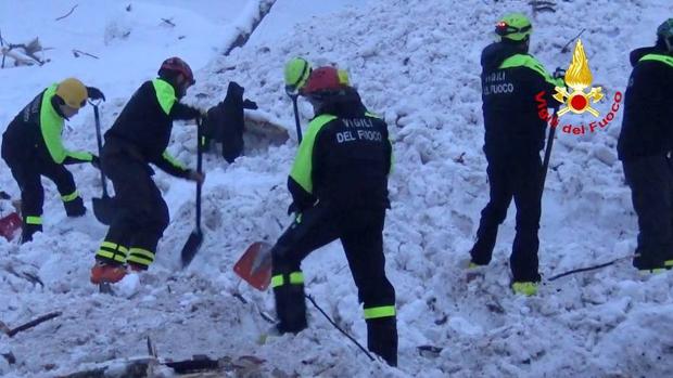 Miembros de los equipos de rescate asisten al lugar donde se ha producido el accidente