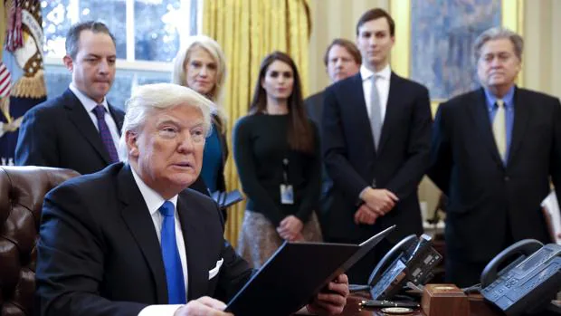 El presidente de EEUU, Donald Trump durante la firma de dos órdenes ejecutivas para resucitar los polémicos proyectos de los oleoductos Keystone XL y Dakota Access