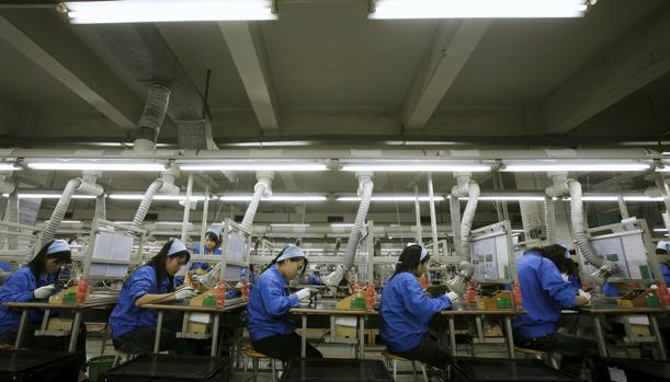 Trabajadores en una fábrica china de circuitos electrónicos, en una imagen de archivo