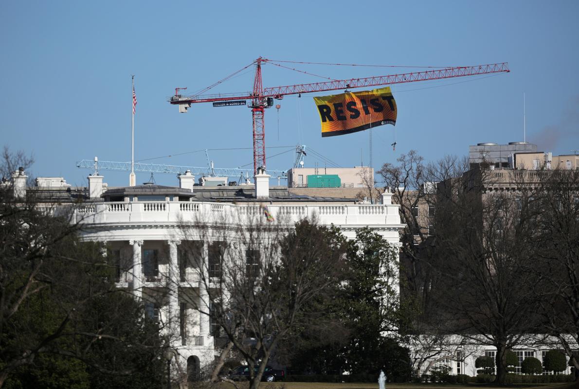 Greenpeace llama a «Resistir» con una gran pancarta colgada junto a la Casa Blanca