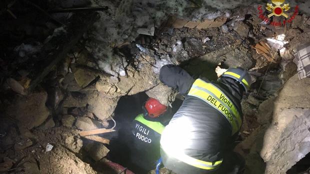 Fotografía que muestra a los bomberos en las labores de rescate y búsqueda de supervivientes