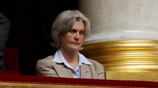 Penelope Fillon sigue un discurso de su esposo, François Fillon, desde la tribuna de invitados en la Asamblea Nacional en 2007