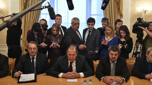El ministro de Exteriores ruso, Sergei Lavrov (c), se reúne con representantes de la oposición política de Siria