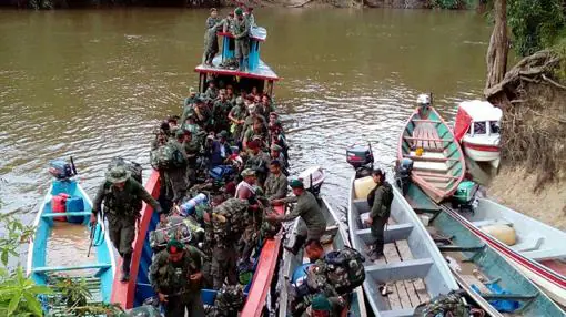 Miembros del Bloque Sur de las FARC se desmovilizan por el río Mecaya (Putumayo), este domingo