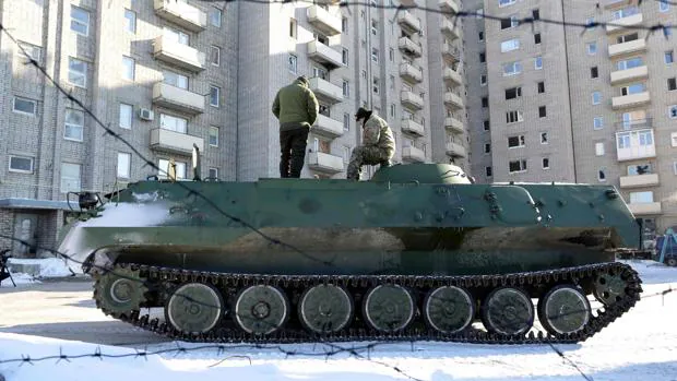 Los militares ucranianos se colocan en un vehículo blindado de transporte de personal (APC) después de llevar a los soldados heridos al hospital en Ucrania, controlando la ciudad de Avdiivka, en Donetsk