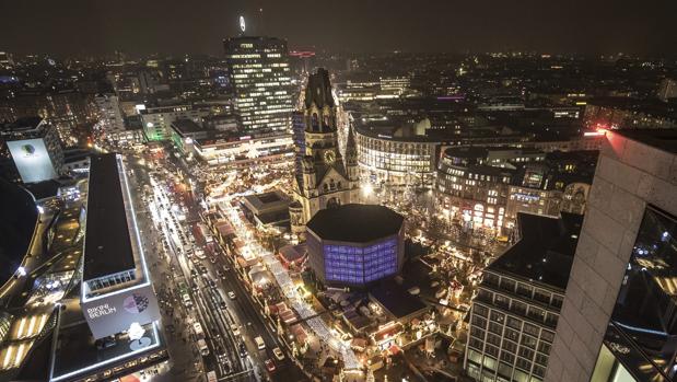 El mercado navideño de Breitscheidplatz en Berlín tras el atentado del pasado diciembre