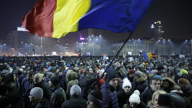 12.000 personas se reunieron frente a la sede del gobierno, en Bucarest, en protesta por la medida