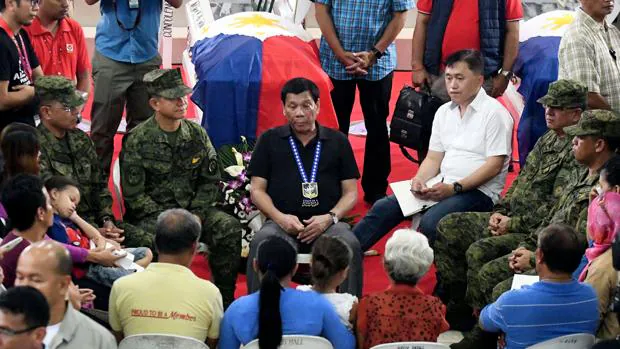 Duterte, rodeado de militares en Cagayan de Oro, al sur de Filipiinas