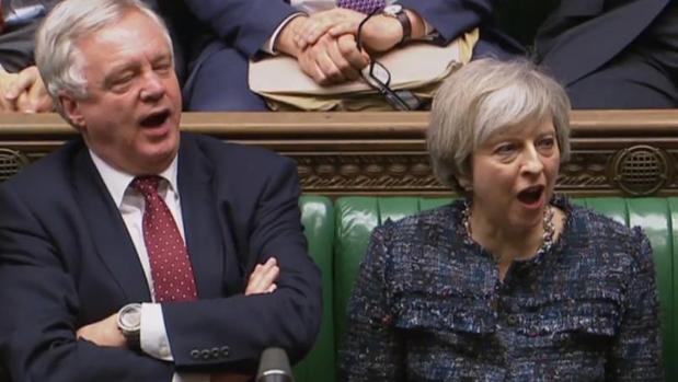 David Davis y Theresa May, este miércoles en el Parlamento británico