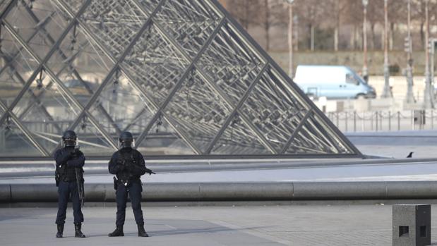 Imagen de archivo de policías en las inmediaciones del Louvre