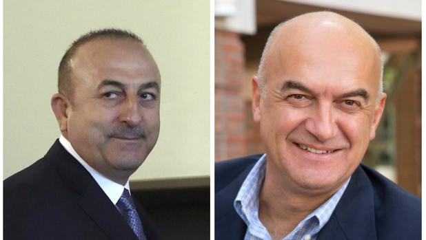 El ministro de Exteriores turco, Mevlüt Çavusoglu, y el periodista Yavuz Baydar