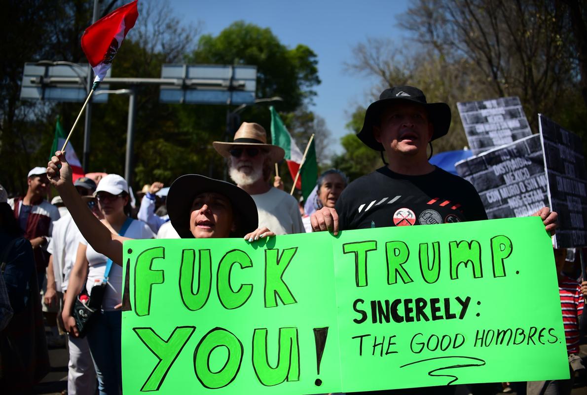 Manifestantes en la Ciudad de México protestan contra la política de inmigración de Trump