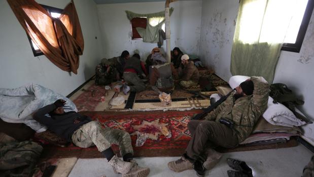 Los combatientes rebeldes descansan en un refugio en las afueras de la ciudad siria del norte de al-Bab, Siria