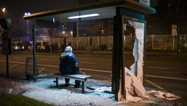 Una parada de autobús, destrozada durante las protestas