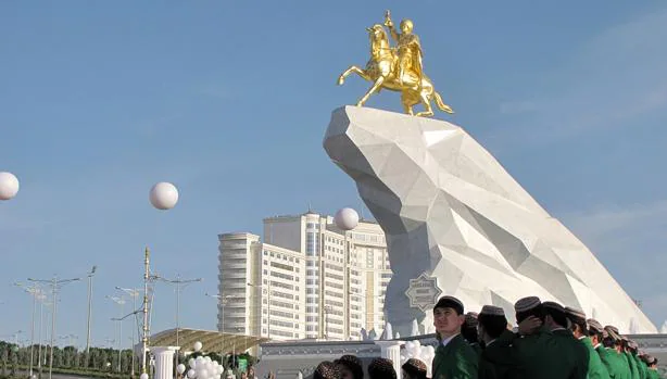 Inauguración de la estatua de oro dedicada a Berdimujamédov, reelegido ayer al frente de Turkmenistán