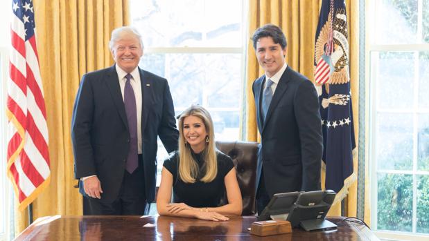 Aumentan las críticas a Ivanka Trump por su foto en el sillón presidencial del Despacho Oval