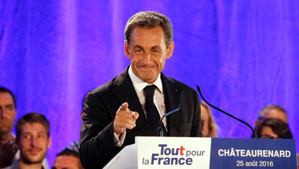 Fillon busca la ayuda de Sarkozy para salvar su candidatura