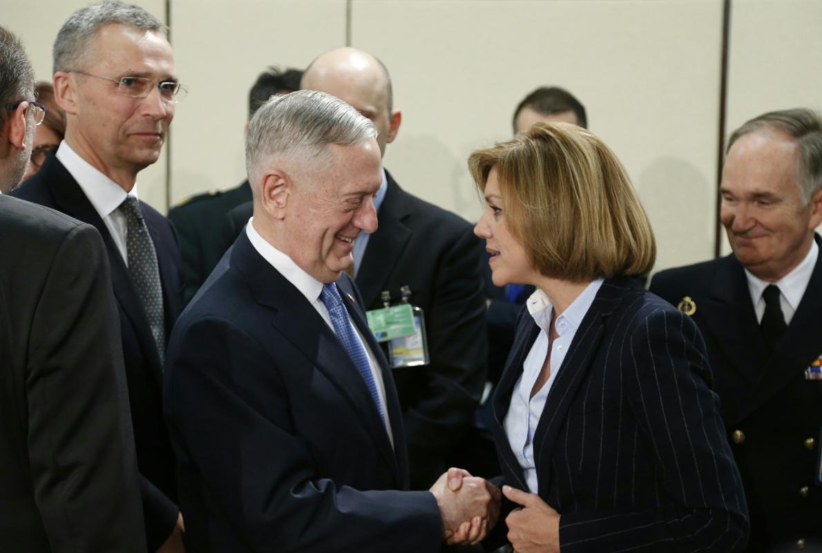 La ministra de Defensa, Dolores de Cospedal, saluda al exgeneral Mattis en Bruselas