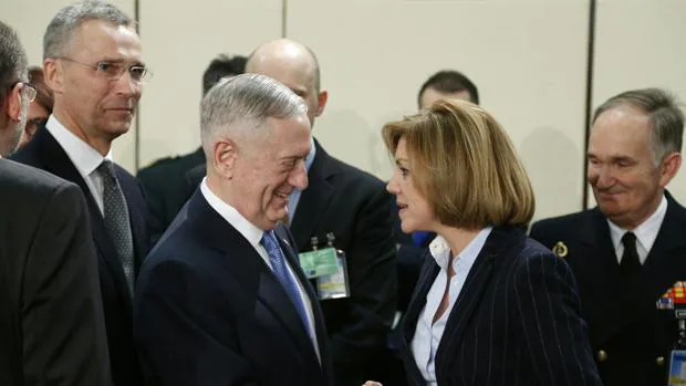 La ministra de Defensa, Dolores de Cospedal, saluda al exgeneral Mattis en Bruselas
