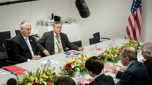 Rex Tillerson, durante su encuentro con Lavrov hoy en Bonn