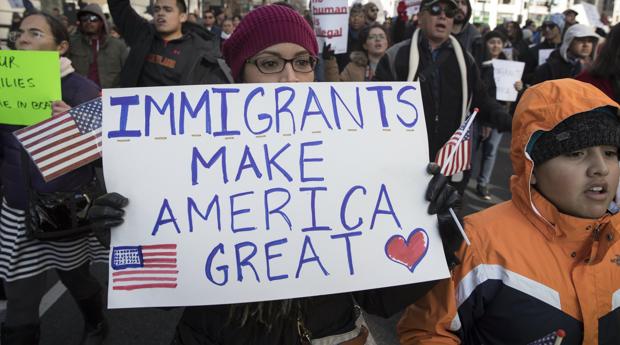 Una pancarta que reza «Inmigrantes hacen América grande», en la marcha del Día sin inmigrantes