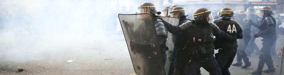 Antidisturbios en la plaza de la República de París, durante la manifestación en apoyo a Théo