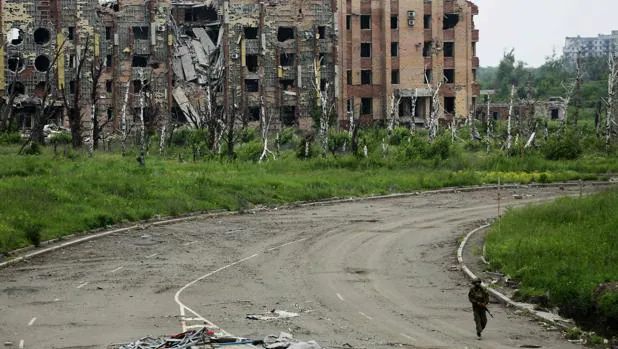 Un miliciano separatista patrulla por los alrededores del destruido aeropuerto internacional de Donetsk