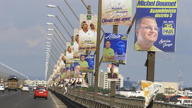 Vista de anuncios políticos hoy, sábado 18 de febrero de 2017, en Durán (Ecuador)