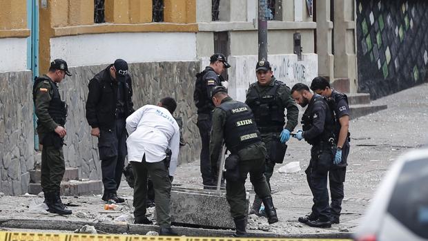 Policías examinando el lugar donde se ha producido la explosión