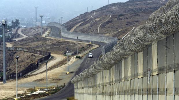 Imagen de 2010, en Otay Mesa (CA, EEUU), del muro que separa a México y a Estados Unidos