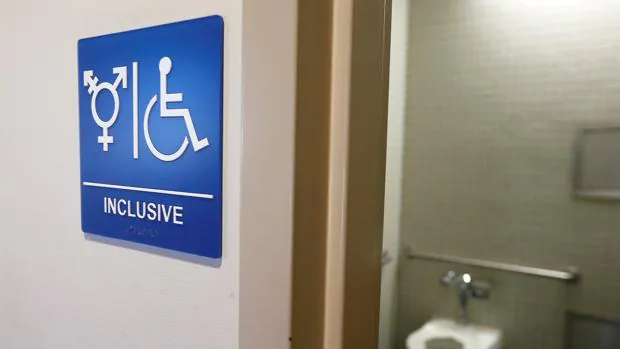 Letrero de un baño inclusivo en Estados Unidos