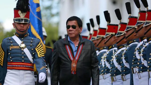 Duterte pasa revista a la guardia de honor