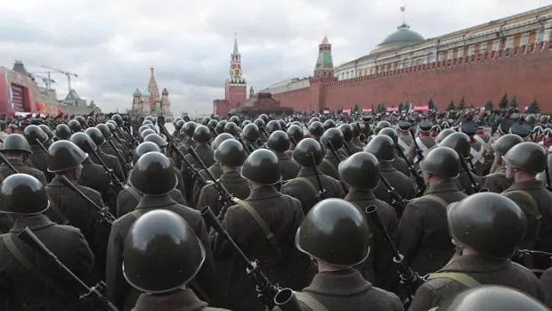 Imagen de archivo: soldados rusos vestidos con uniformes históricos participan en el desfile militar sobre la Plaza Roja de Moscú en noviembre de 2012