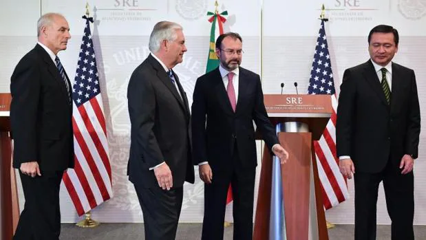 John Kelly, Rex Tillerson, Luis Videgaray y Miguel Ángel Osorio, ministro de Interior mexicano, tras la reunión que celebraron miembros de los gobiernos de EE.UU. y México