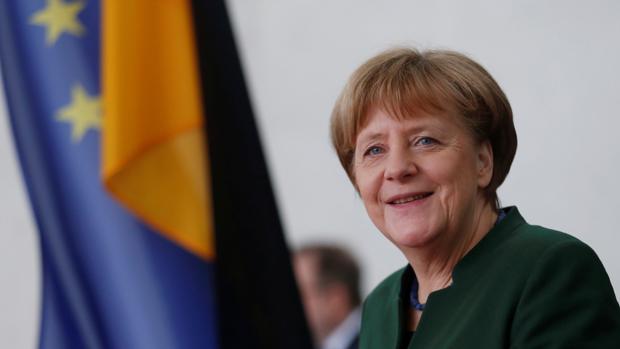 La canciller alemana, Angela Merkel, espera la llegada del presidente del Parlamento europeo, Antonio Tajani, este viernes en Berlín