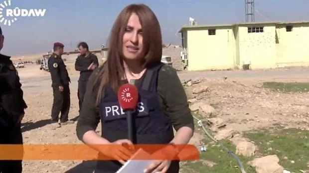 La reportera kurda Shfa Gardi, retransmitiendo para Rudaw