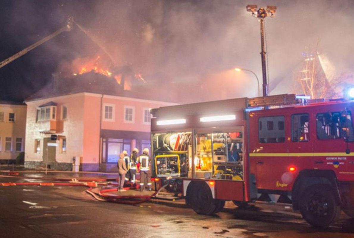 Los bomberos intentan apagar un incendio en las instalaciones de un futuro centro de refugiados en Bautzen, Alemania, en febrero de 2016