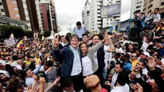 El opositor Guillermo Lasso celebra con su esposa y seguidores su pase a la segunda vuelta electoral