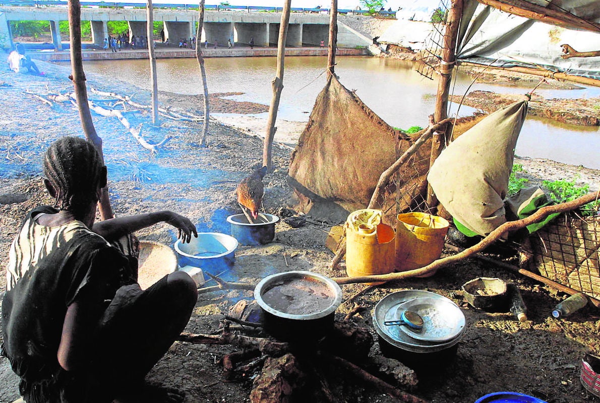 Una mujer prepara algo de comer, en el pueblo de Tana, a 500 kilómetros de la capital Nairobi