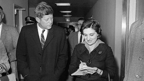 John F. Kennedy hace declaraciones a Helen Thomas