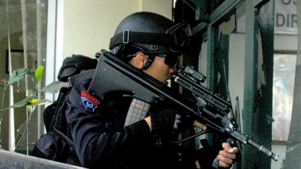 Uno de los policías indonesios que ha participado en la captura del presunto terrorista