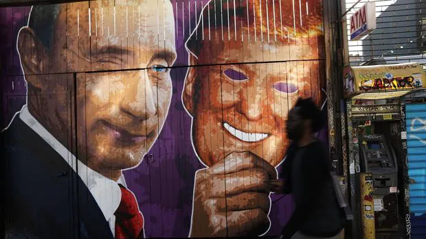 Un mural de Putin que guiña el ojo tras quitarse la careta de Trump, en una calle de Brooklyn, en Nueva York