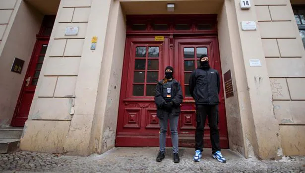 Dos policías alemanes vigilan junto a la puerta de la mezquita clausurada en Berlín