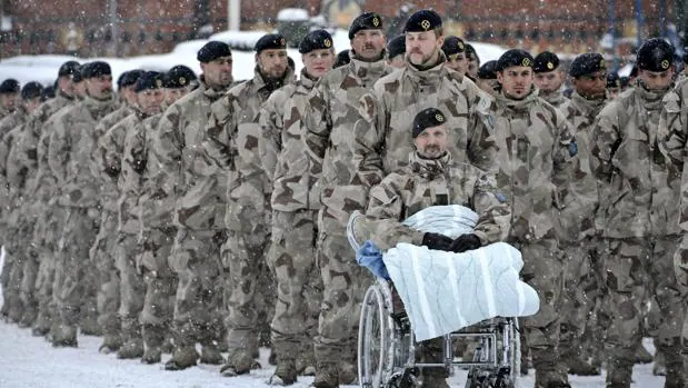Soldados suecos del regimientonúmero 119 de Infantería que prestaron servicios en Afganistán dentro de la ISAF, aguardaban bajo la nieve una ceremonia de entrega de medallas en dediciembre de 2010